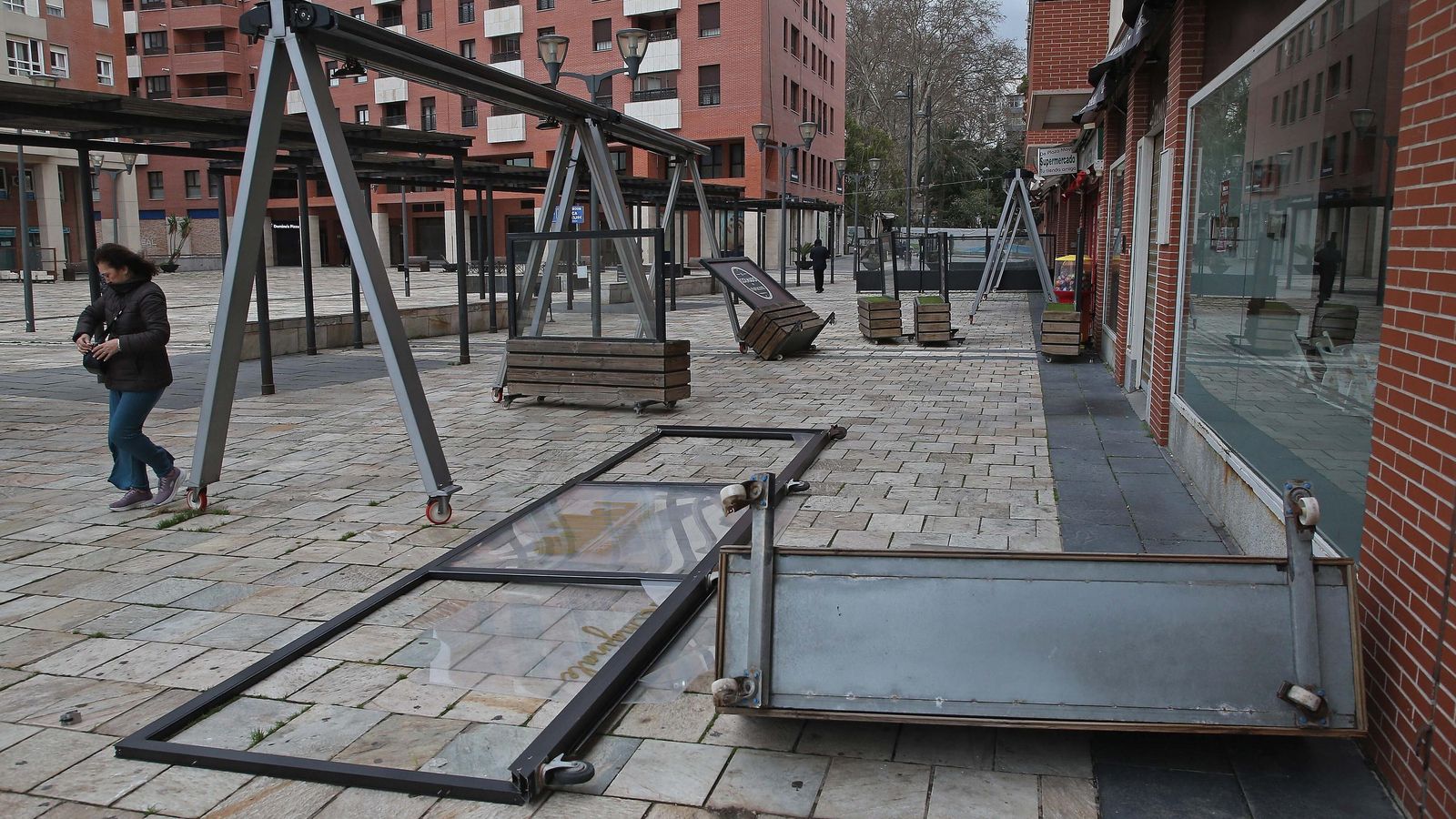 Mamparas rotas en una pizzería del centro de Algeciras.
