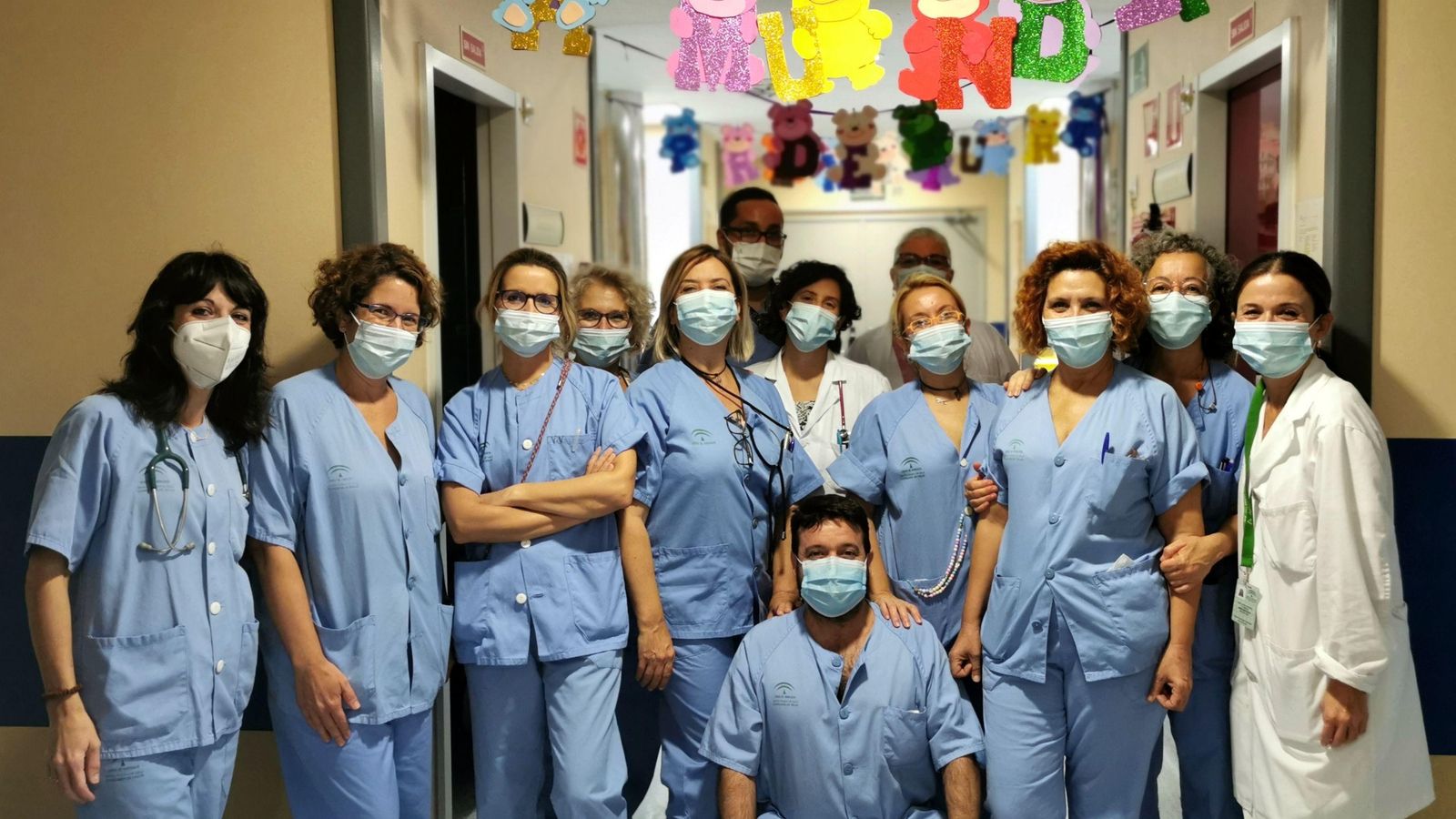 El equipo unidad de Neonatología, con Eva Patricia Torres a la derecha.