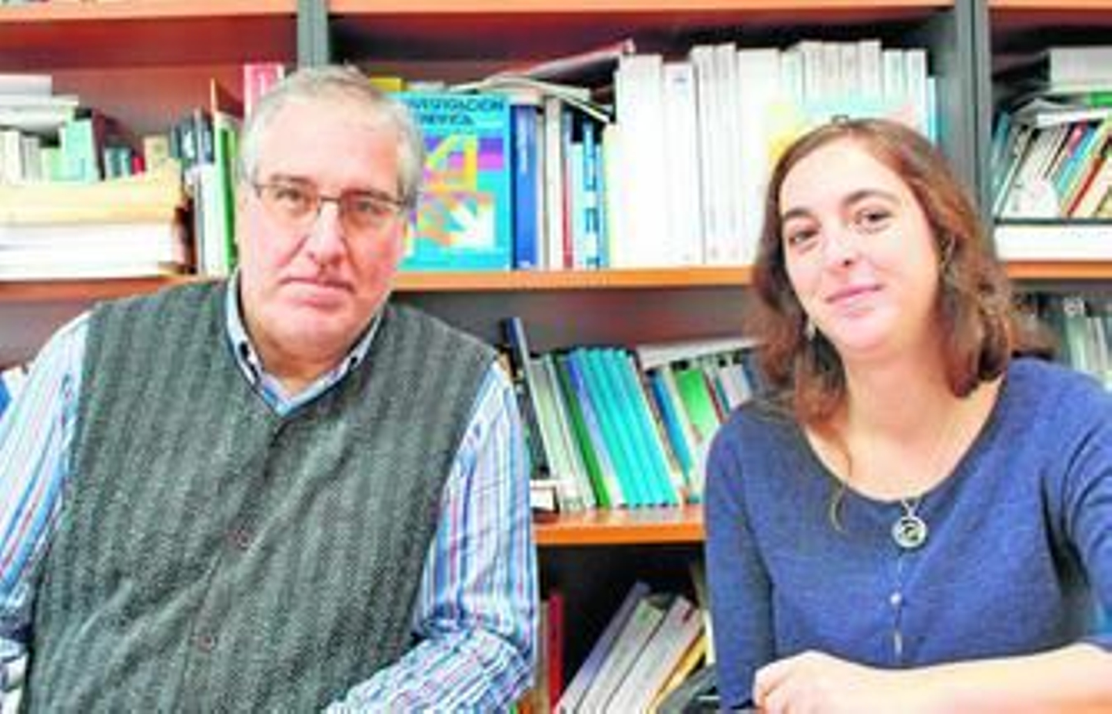 Ana Lima e Ignacio Ruz en la biblioteca del Centro de Salud El Olivillo.