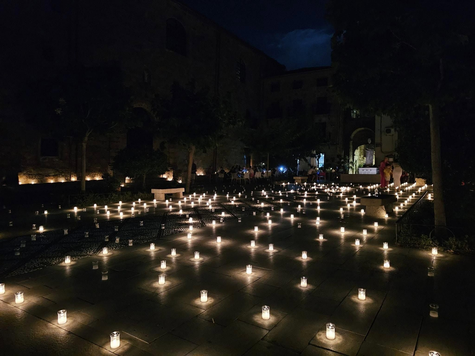 Miles de pequeñas velas iluminan el casco histórico de Iznatoraf este fin de semana.