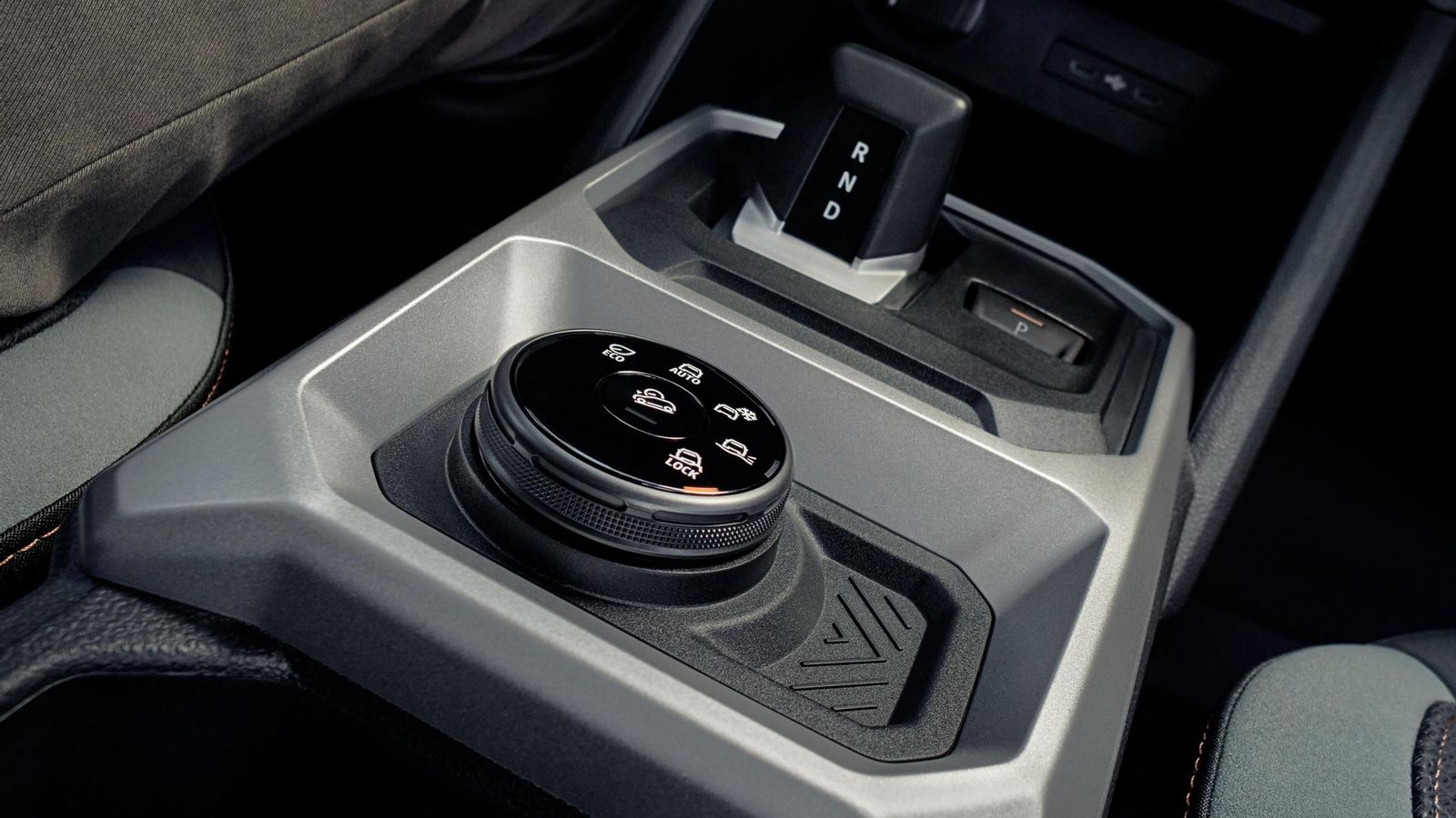 Este mando giratorio permite tanto elegir entre cinco modos de funcionamiento de la tracción, como la activación y desactivación del sistema HDC.