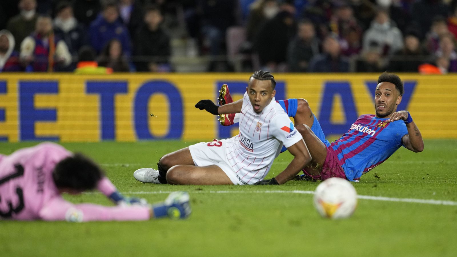 Koundé y Aubameyang, tras el tiro cruzado de éste que desvió Bono.