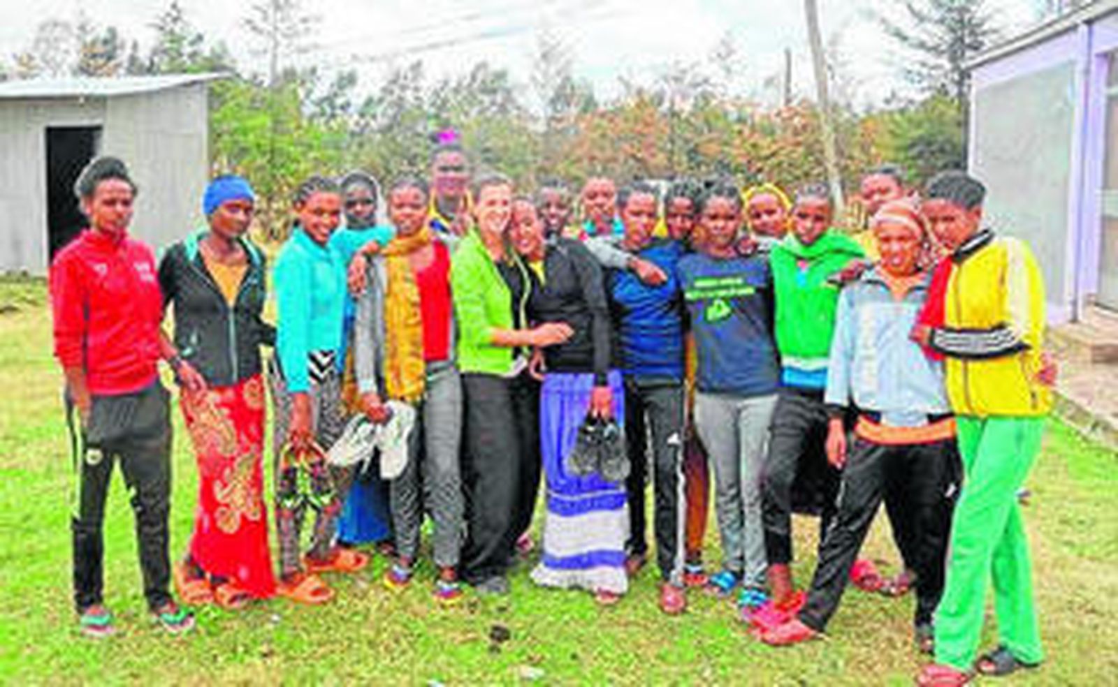 1. Entrenando con las zapatillas donadas. 2. Dani García y Lola Triviño, antes de partir en su viaje. 3. Entregando un par de zapatillas a una atleta africana. 4. Momento del reparto del material deportivo que han llevado a África, donados por un club de atletismo y un gimnasio de Ronda.