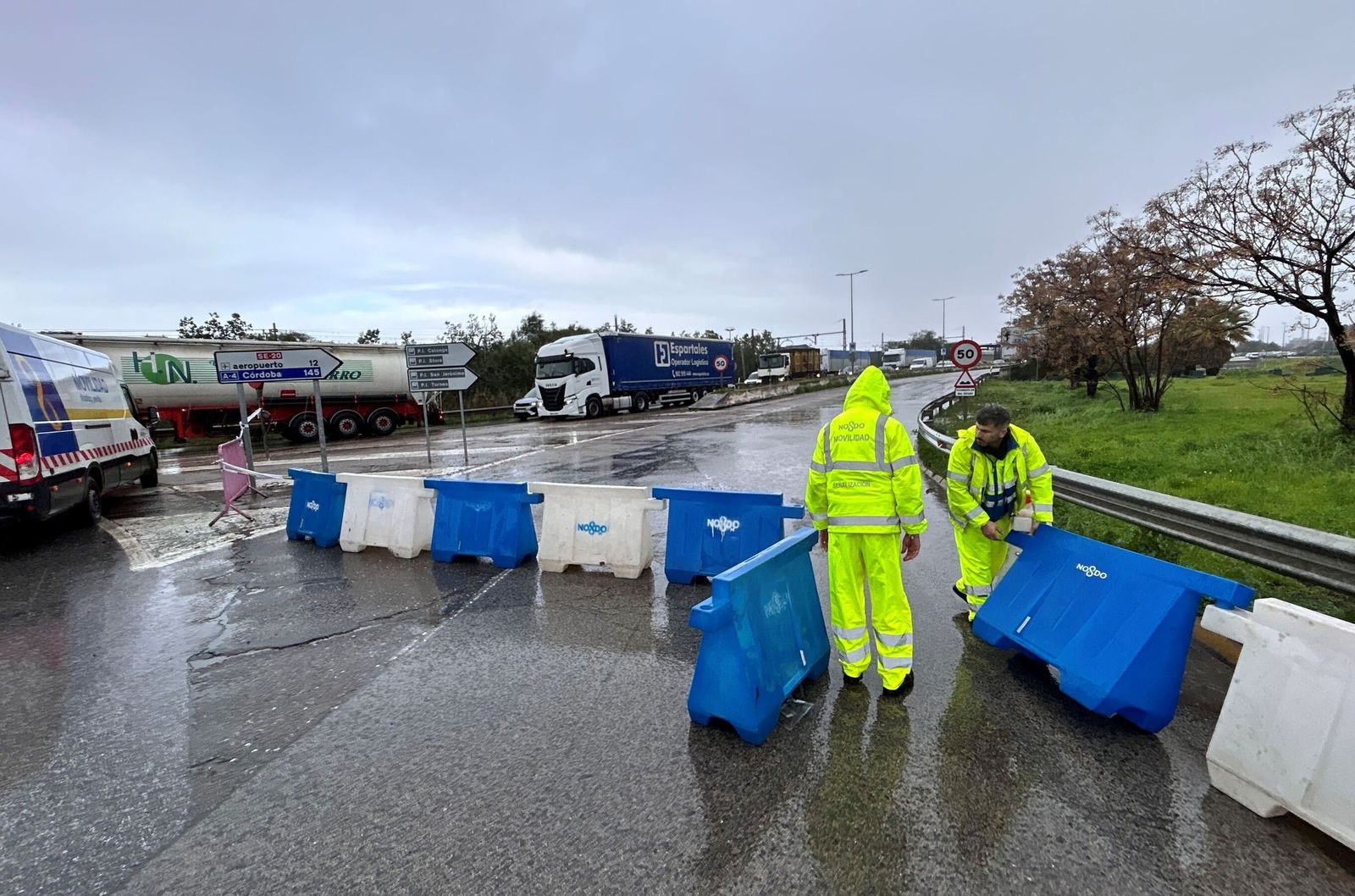 Operarios municipales cortan al tráfico la SE-20 a consecuencia del impacto de la borrasca.