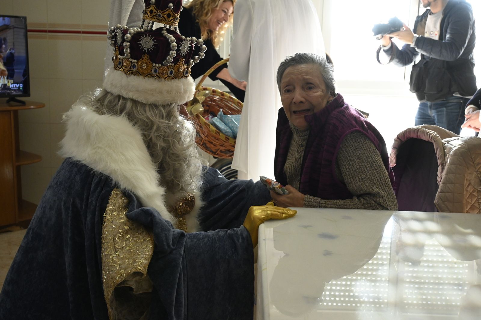 Visita de los Reyes Magos a los ancianos de los asilos de Huelva, en imágenes