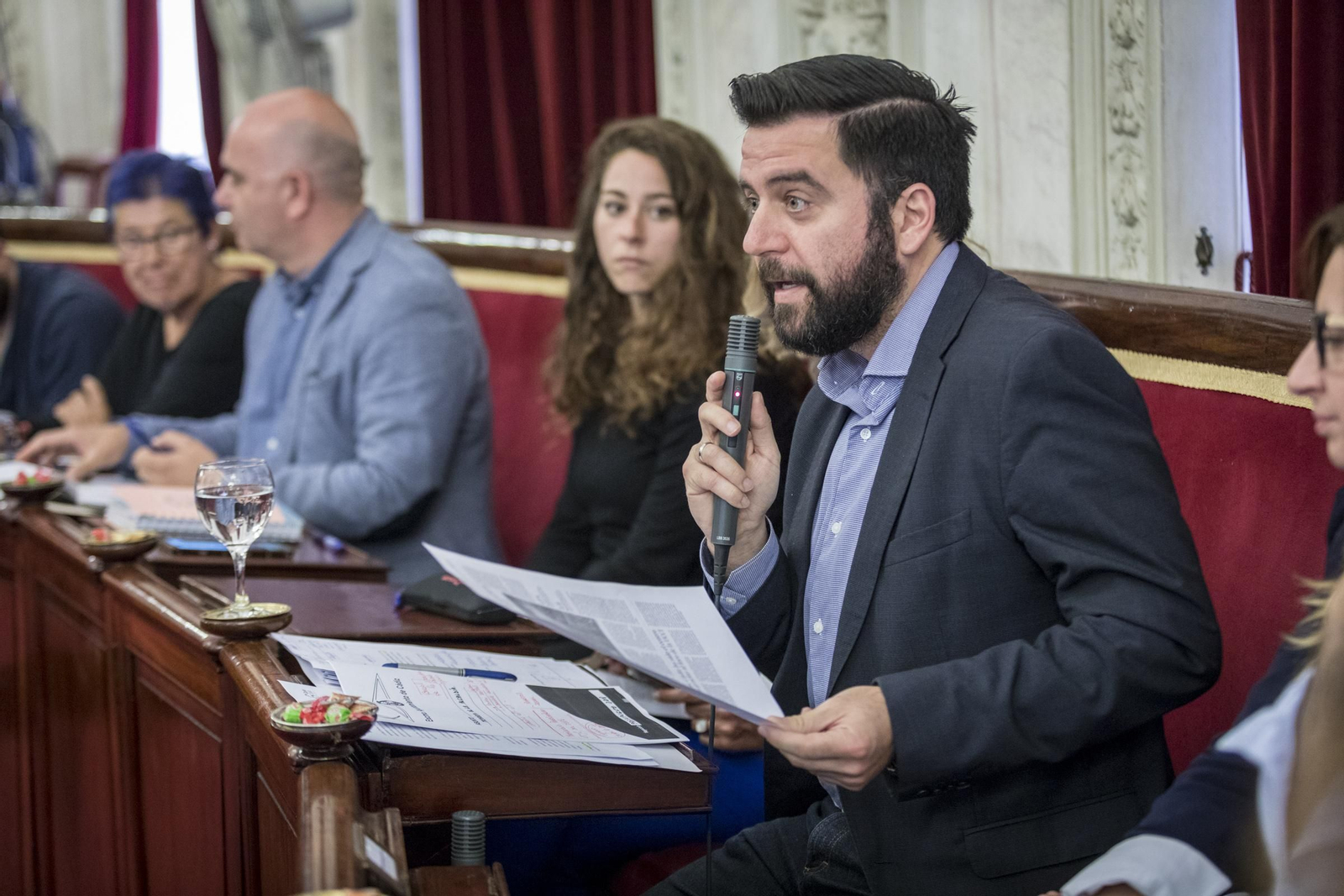 El portavoz socialista, Fran González, durante el pleno de ayer para la aprobación de los presupuestos municipales.