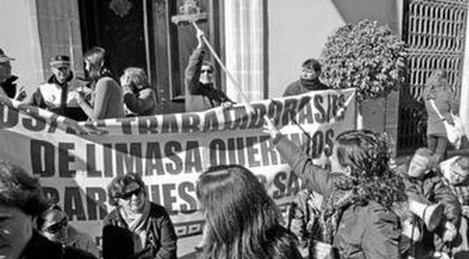 La plantilla de limpieza de colegios bloquea la entrada al Consistorio.