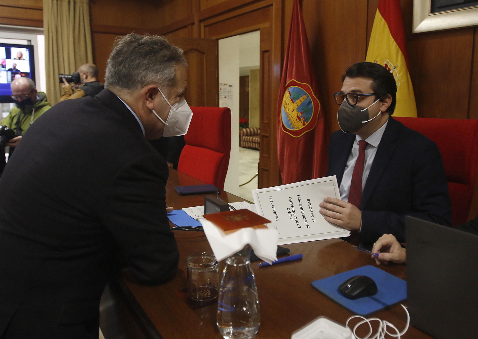 El delegado de Hacienda, Salvador Fuentes, y el alcalde, José María Bellido, durante el Pleno.