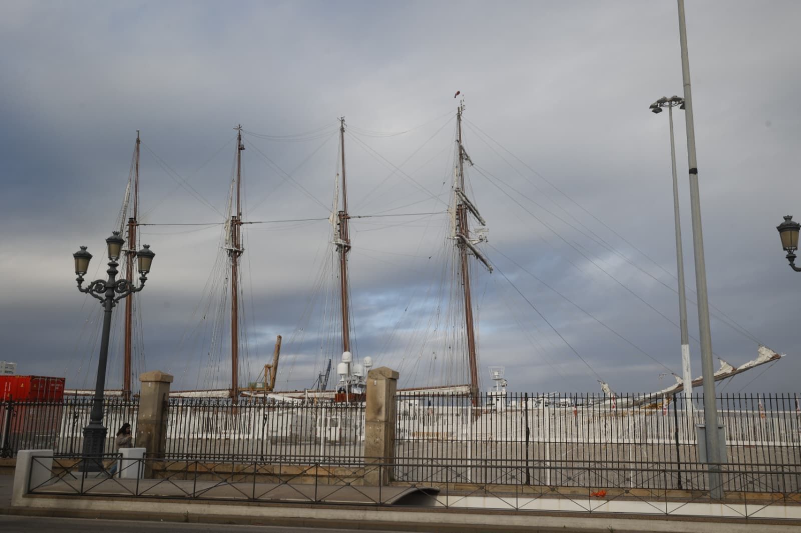 El Juan Sebastián de Elcano, atracado este 7 de enero en el puerto de Cádiz.