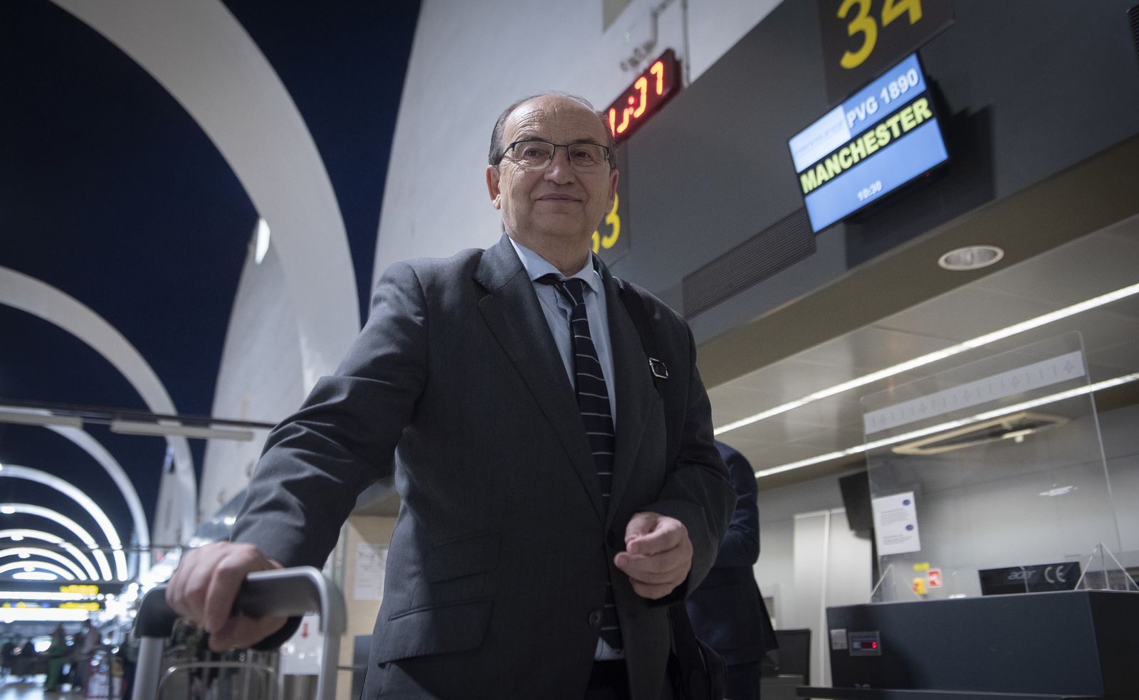 La salida del Sevilla hacia Mánchester, en imágenes