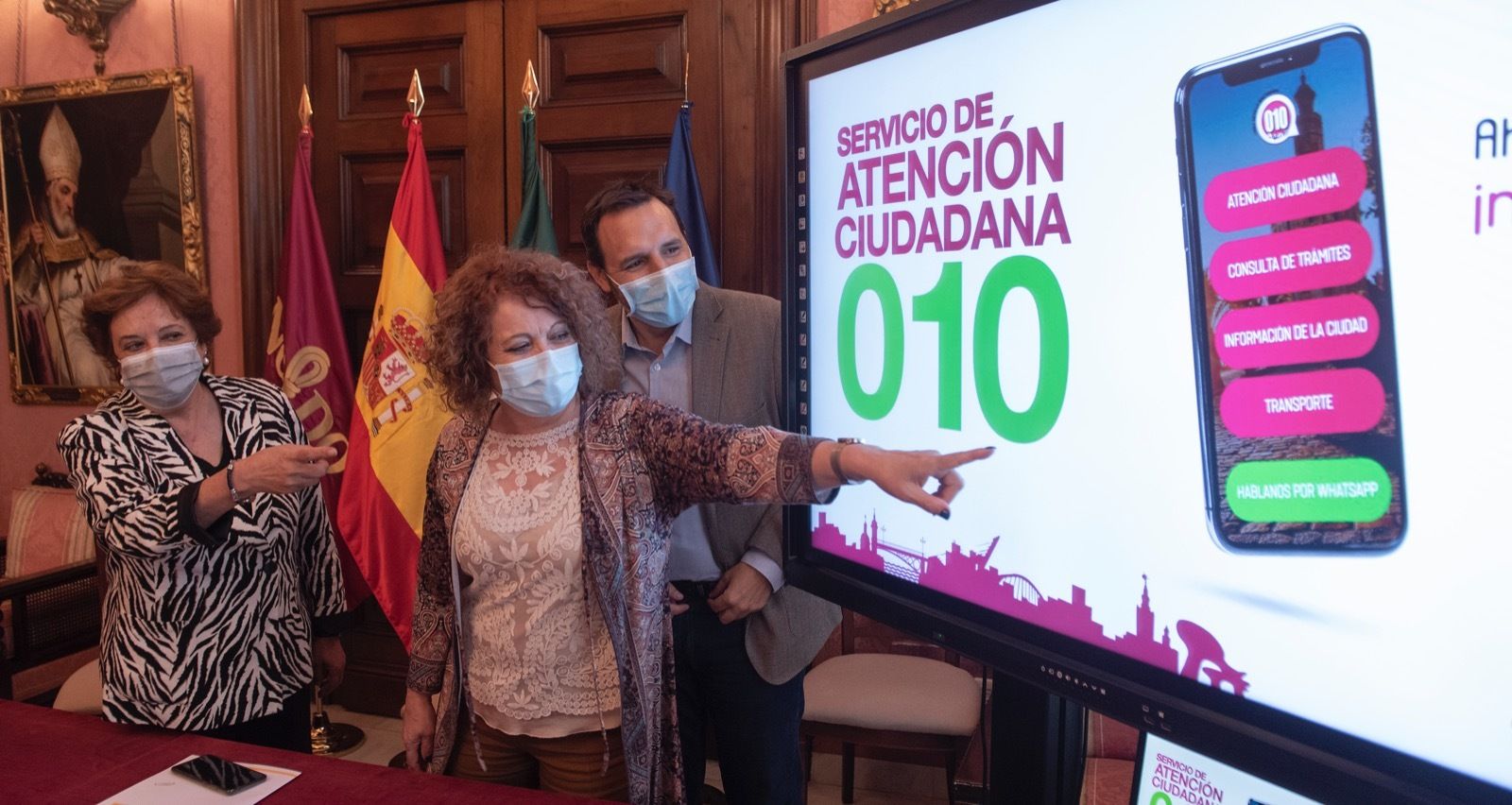 Carmen Castreño, Adela Castaño y Juan Tomás de Aragón en la presentación del servicio.
