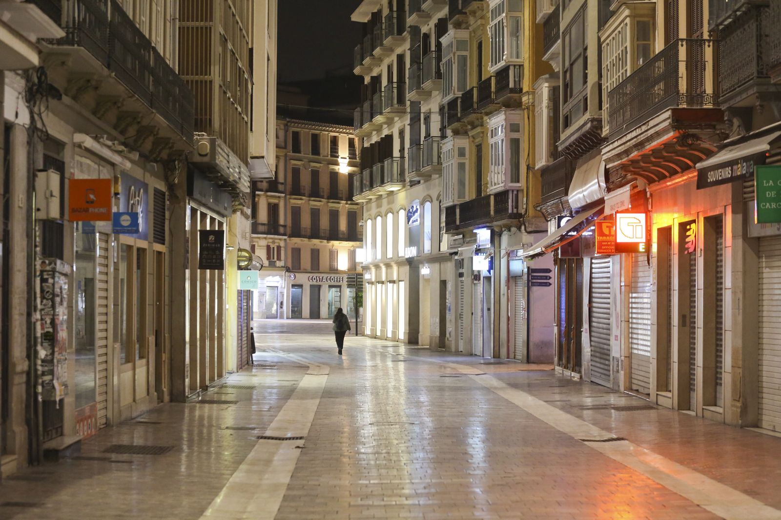 El coronavirus dibuja una noche desierta en el centro de Málaga, en fotos