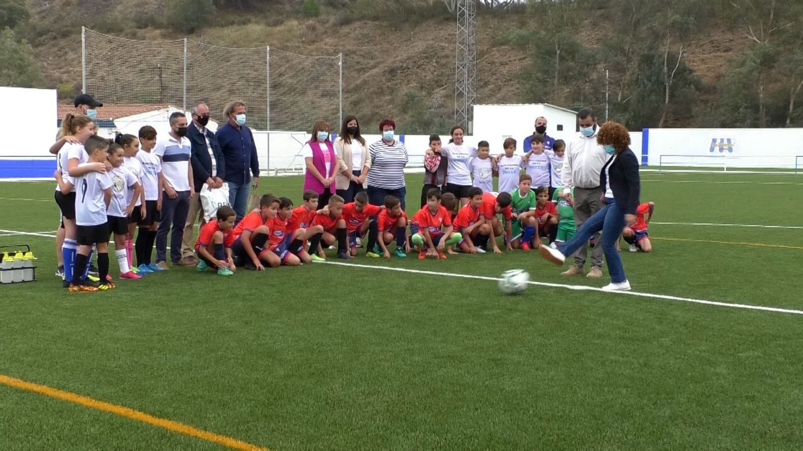 María Eugenia Limón, durante el saque de honor en el campo La Laguna.