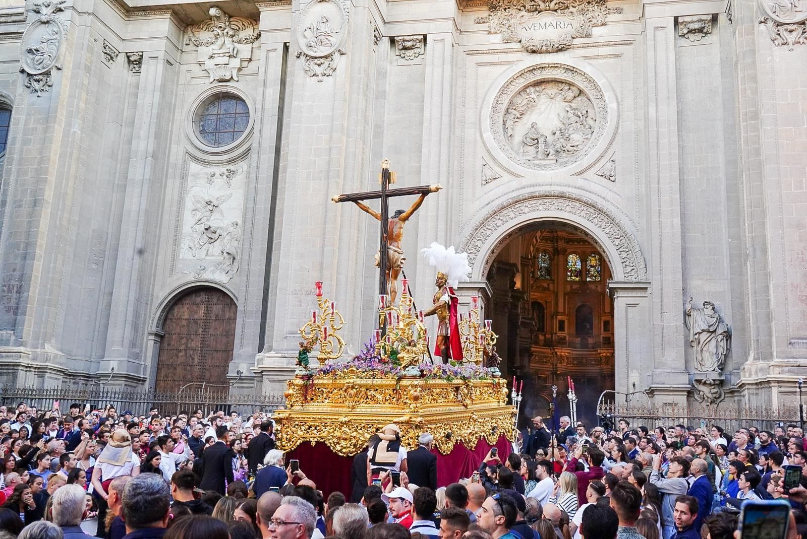 Imagen de uno de los pasos procesionales llegando a la Catedral de Granada