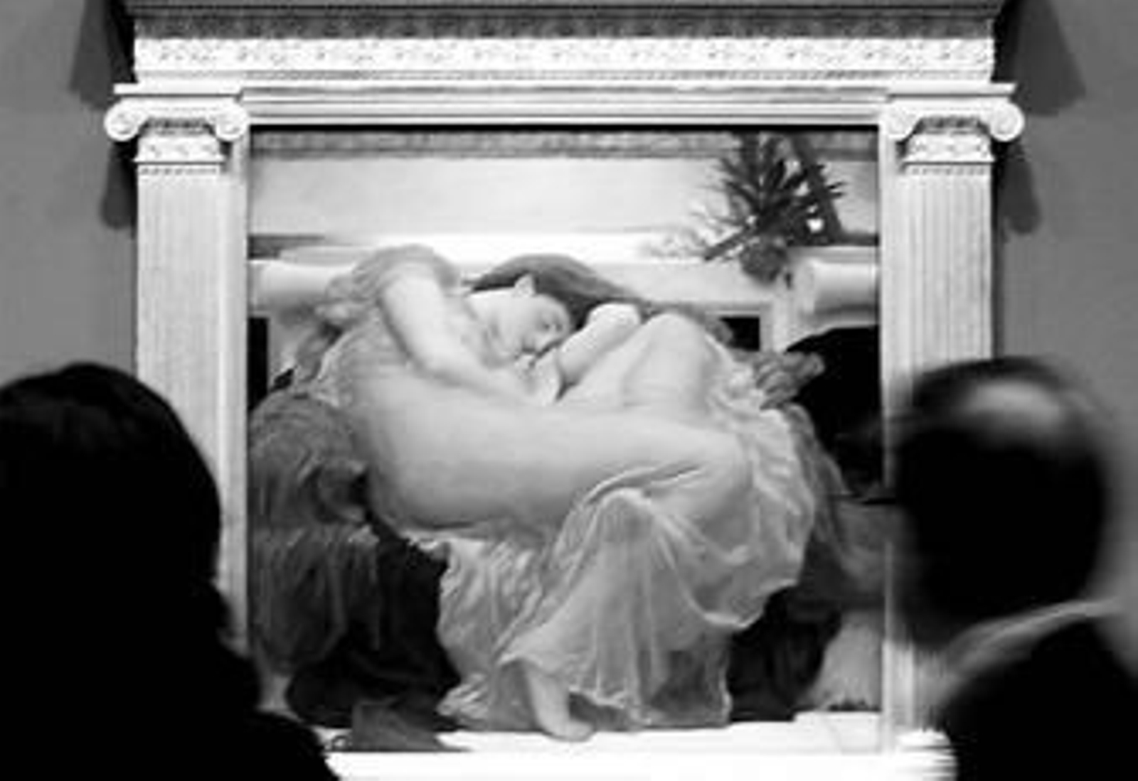 Dos v¡sitantes contemplan la obra 'Sol ardiente de junio', de Frederic Leighton. Dos v¡sitantes contemplan la obra 'Sol ardiente de junio', de Frederic Leighton.