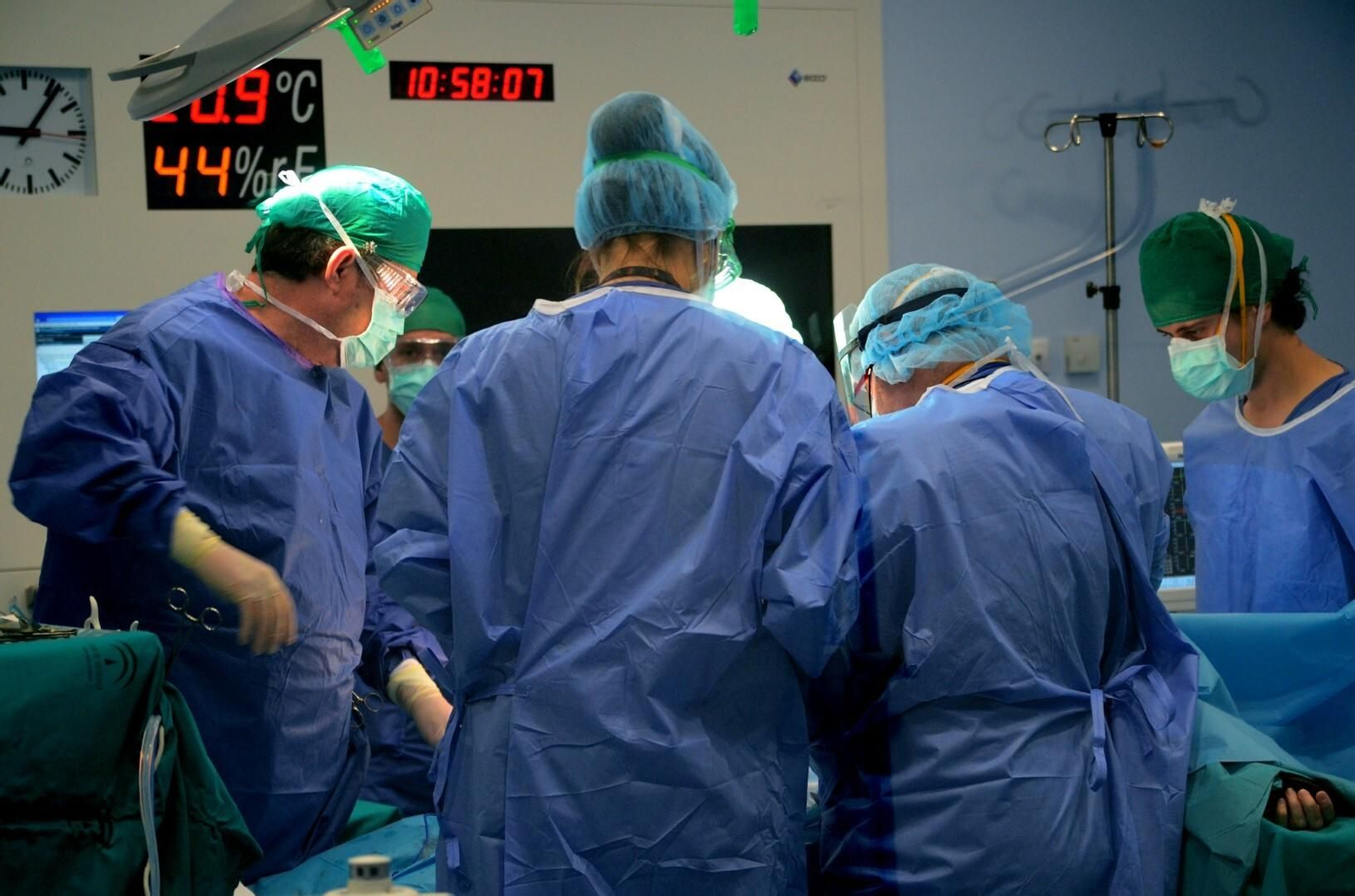 Facultativos durante una operación en el Hospital Reina Sofía de Córdoba. Facultativos durante una operación en el Hospital Reina Sofía de Córdoba.
