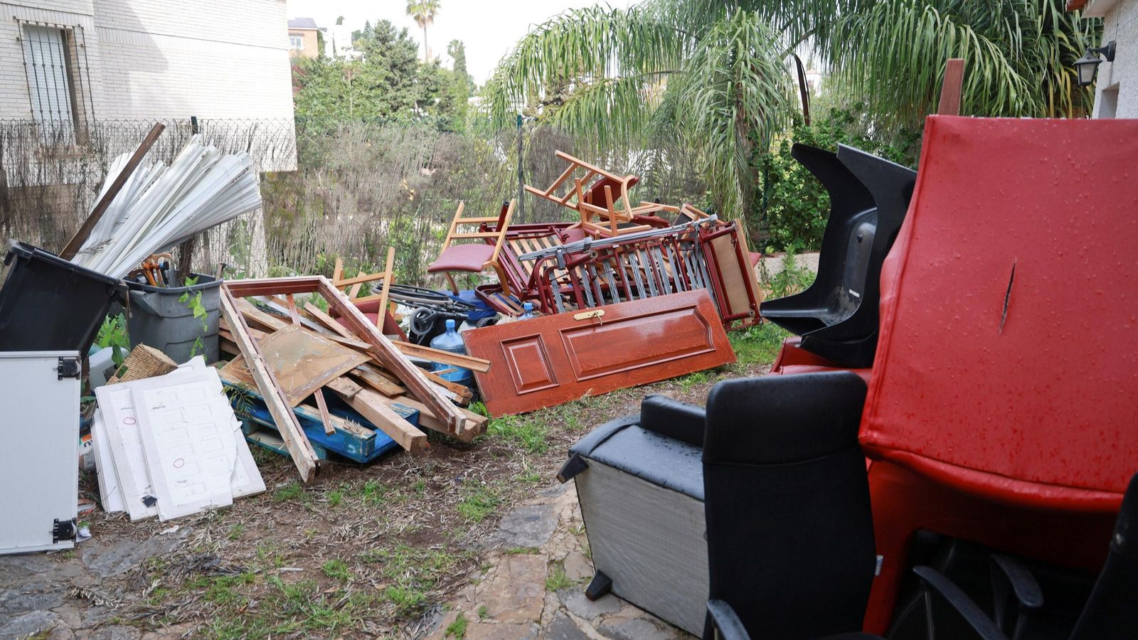 Muebles apilados en uno de los jardines.