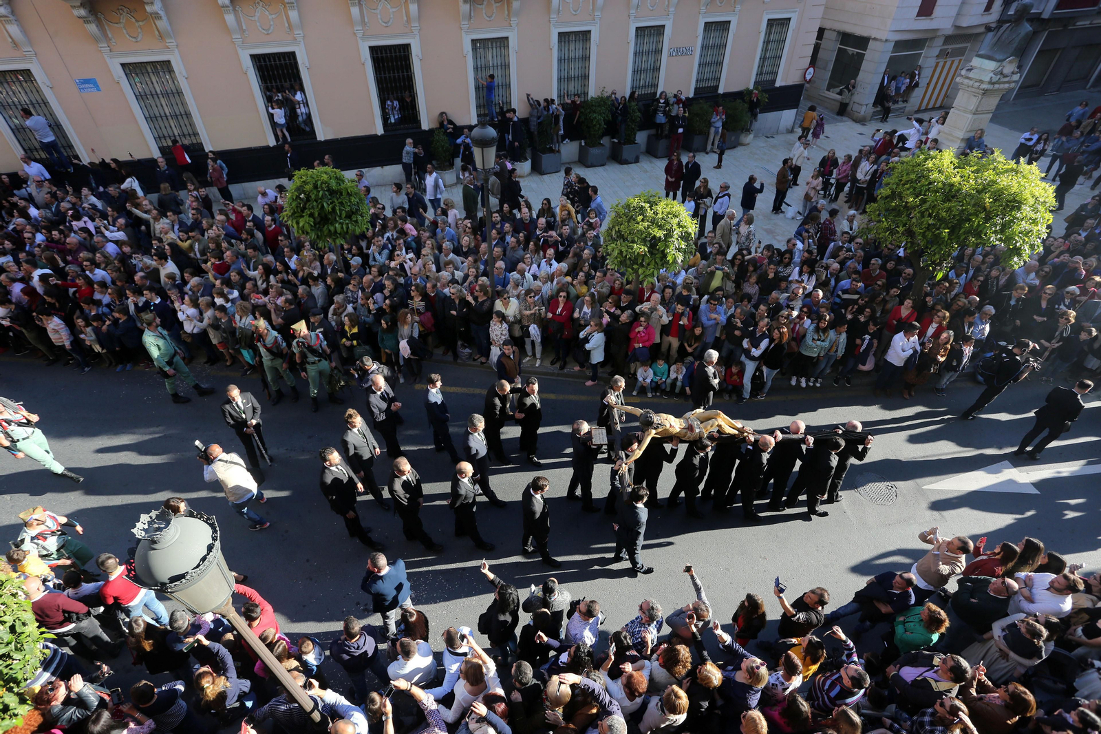 Procesión del Cristo de la Vera Cruz, escoltado por la Legión en las calles de Huelva