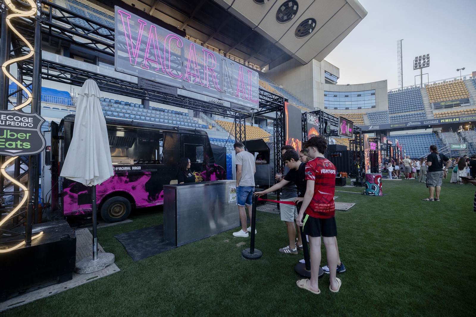 Búscate en las imágenes de la inauguración de The Champions Burger en el estadio Nuevo Mirandilla
