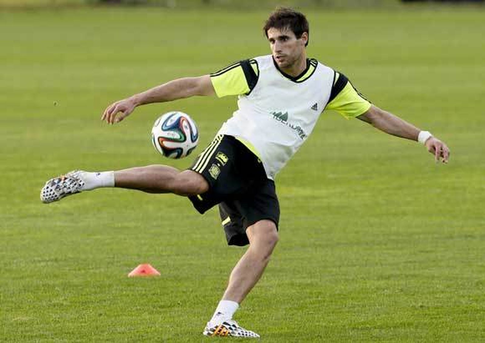 Javi Martínez golpea un balón en un entrenamiento de la selección española. /EFE