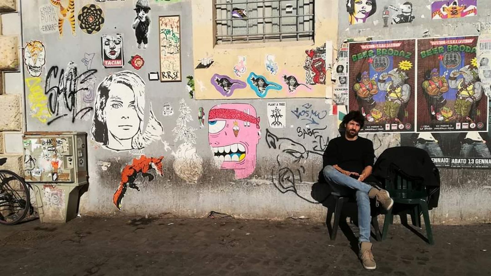 Lolo Doña es propietario del bar 'La Frontera' en Roma.