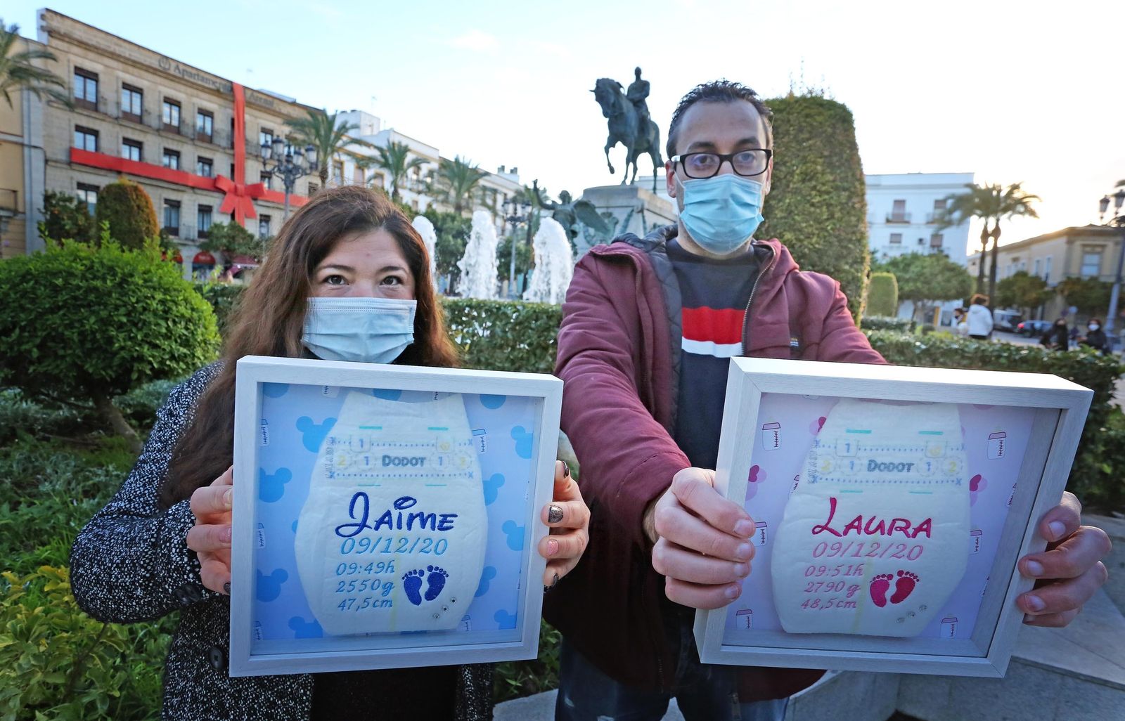 Antonia Espinola y Ulises González, con el producto estrella de ‘Bordados Boralma’.