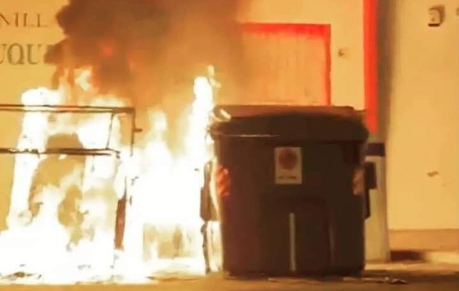 El incendio registrado junto a la Cooperativa Vitivinícola 'Virgen de la Caridad'.