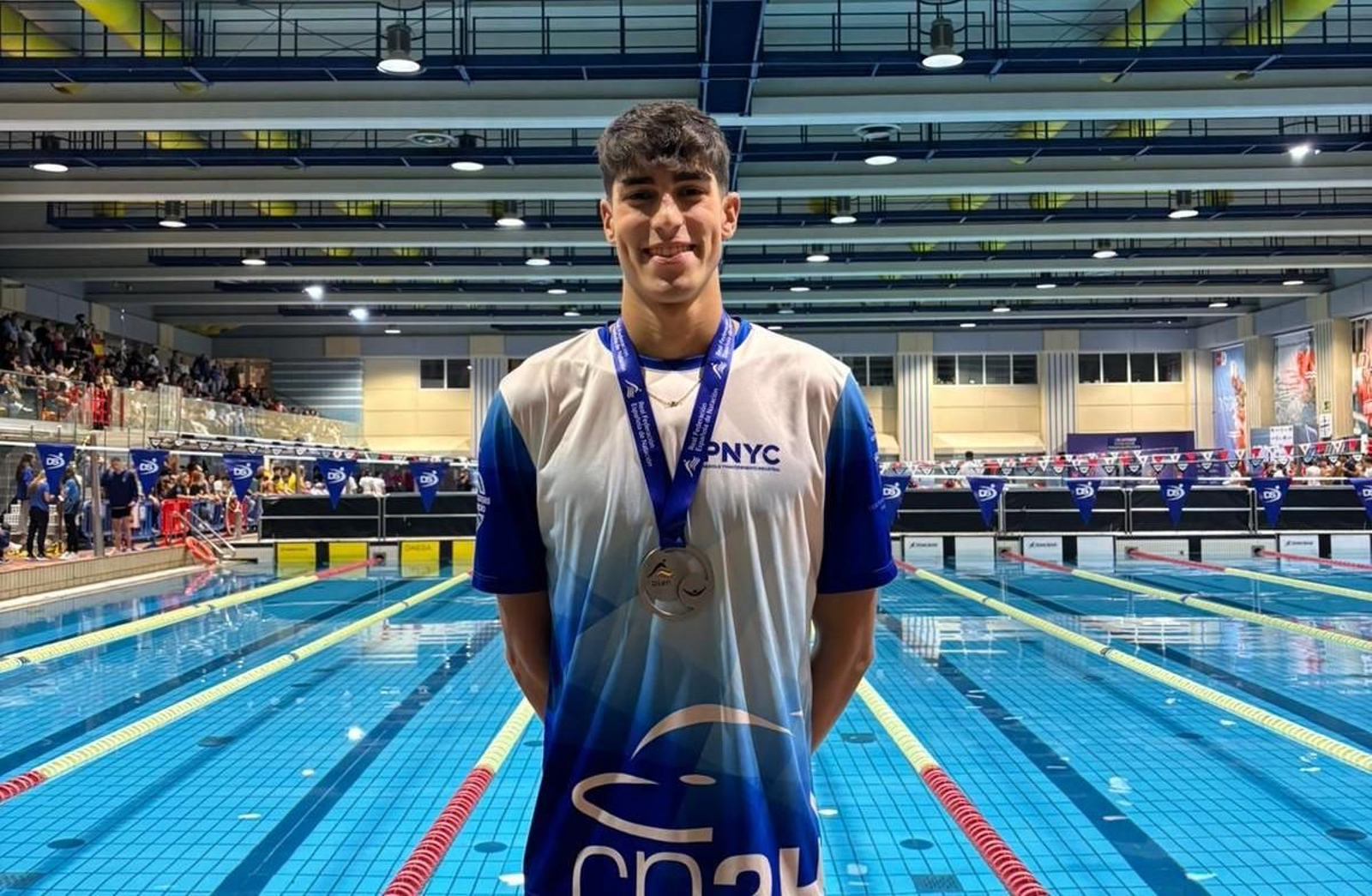 Miguel Pérez Godoy posa con su medalla en Madrid. Miguel Pérez Godoy posa con su medalla en Madrid.