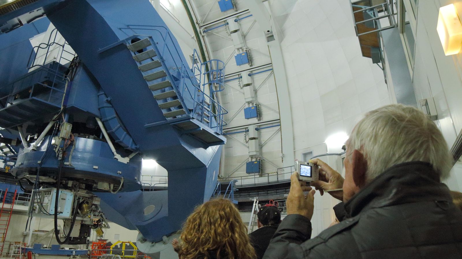 Unos excursionistas visitando las instalaciones de Calar Alto