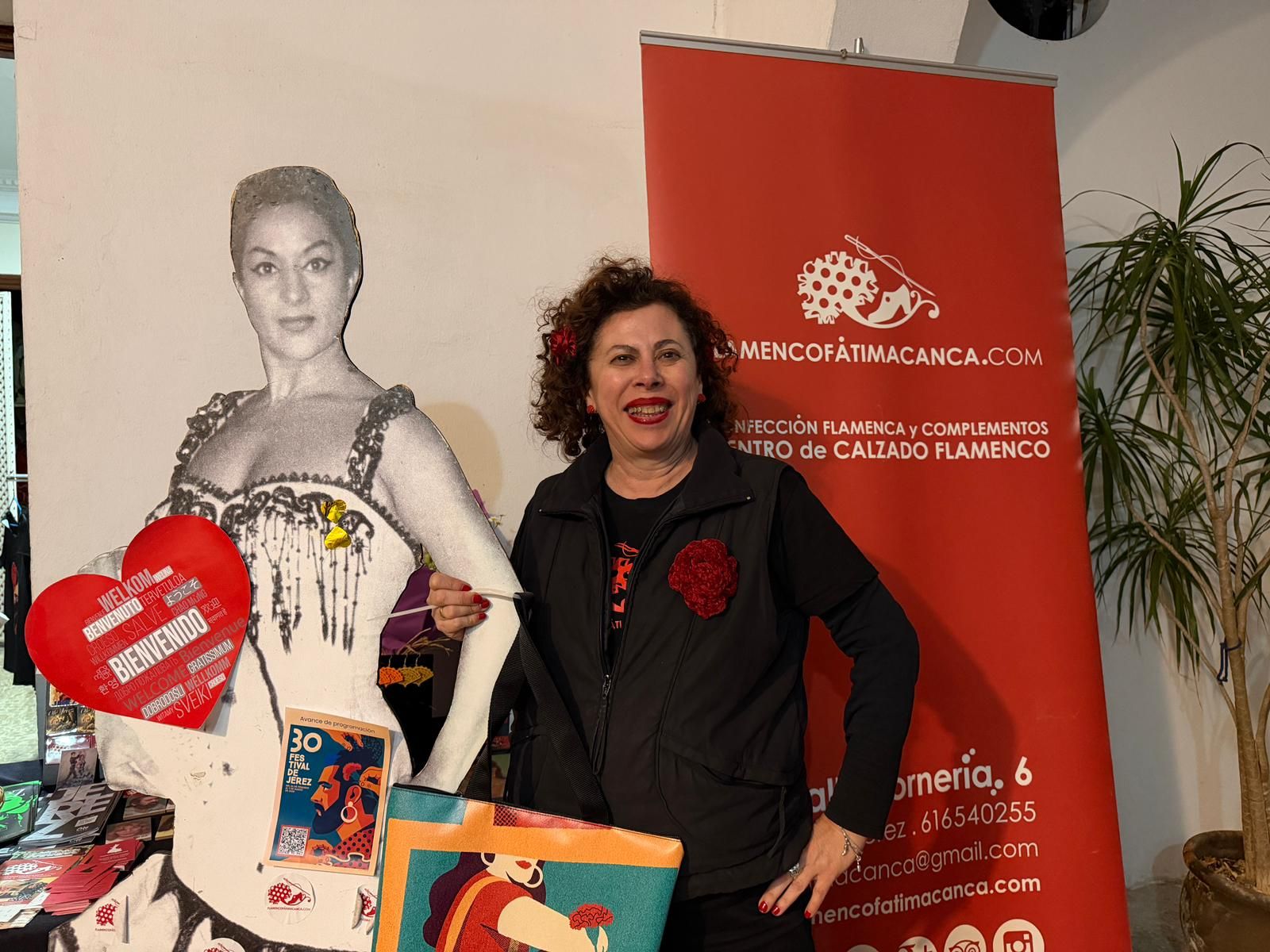 Fátima Canca, artesana de la moda flamenca, con su inseparable Lola.