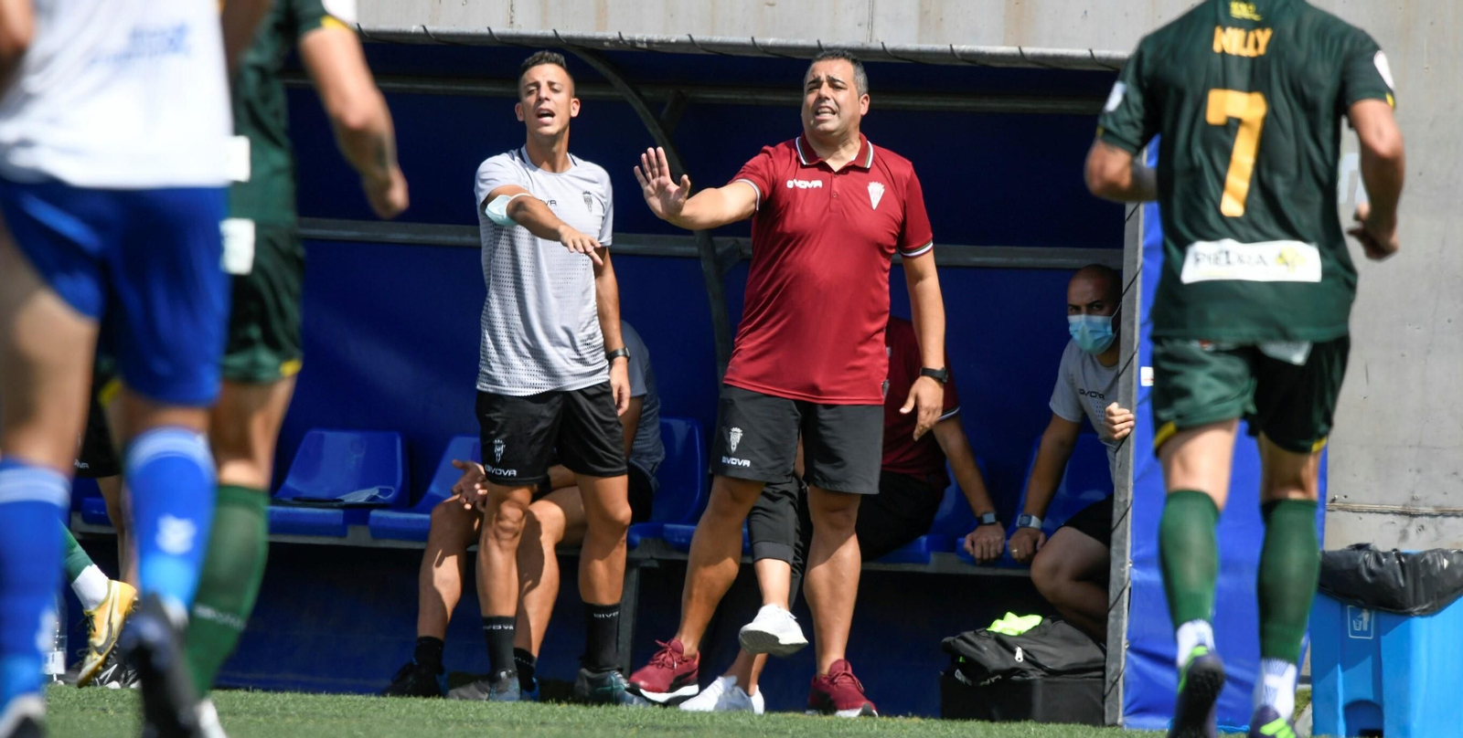 Germán Crespo da indicaciones a sus jugadores en el partido ante el Tamaraceite.