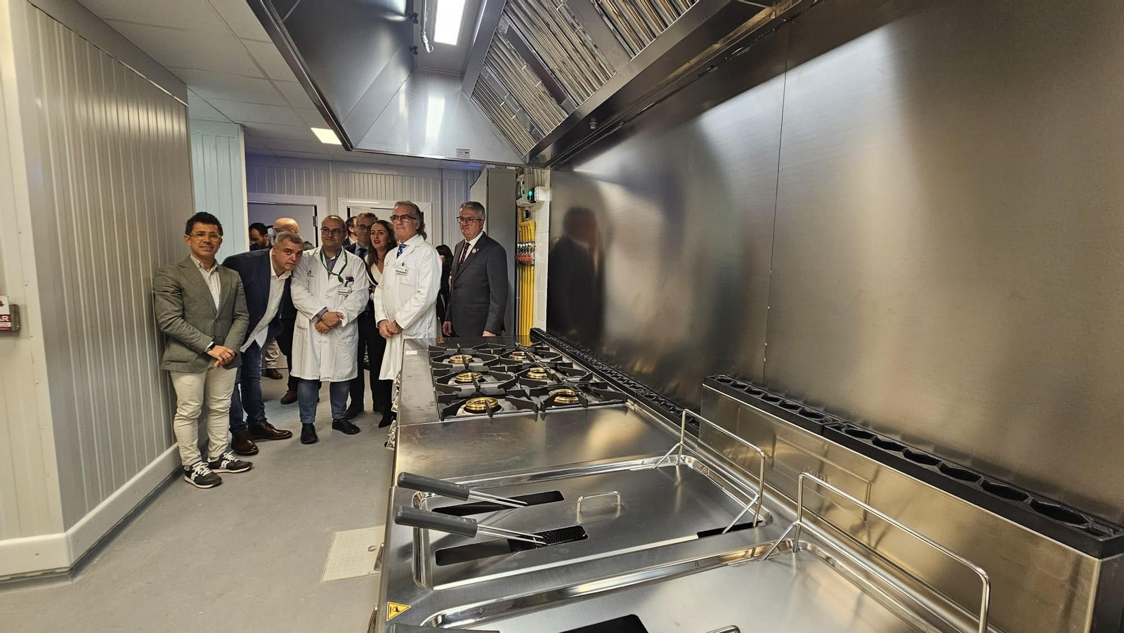 Imágenes de la flamante cafetería del Hospital Torrecárdenas