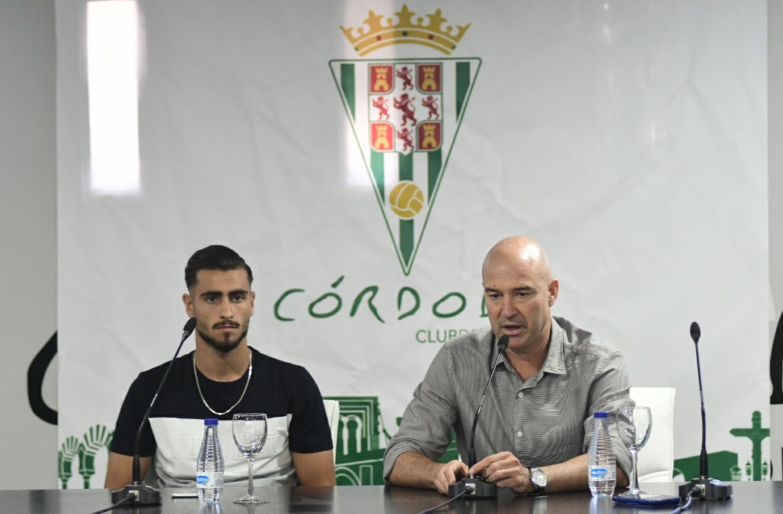 Luis Muñoz y Rafael Berges, durante la presentación del jugador malagueño.