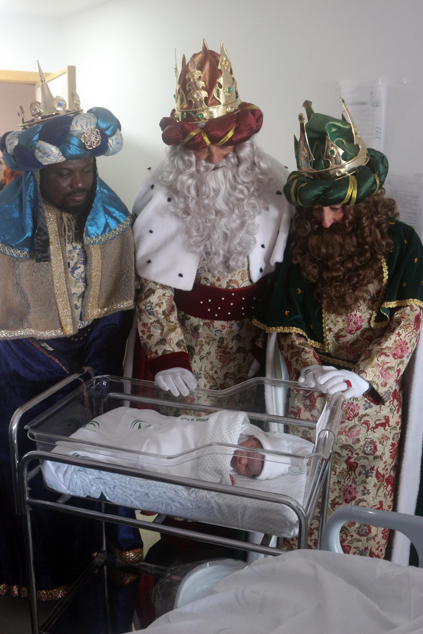 Los Reyes junto a Bianca, recién nacida en el Hospital de Puerto Real