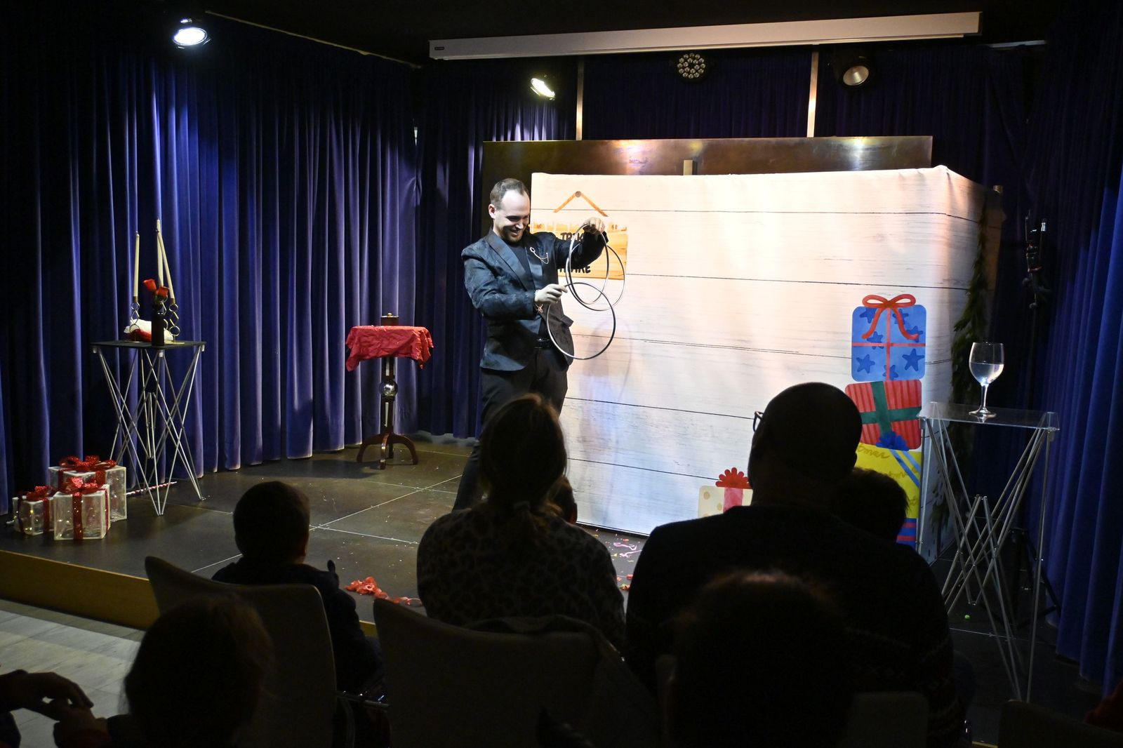 Las fotografías el taller que ofrece la Fundación Cajasol más espectáculo variado con Triky Trake