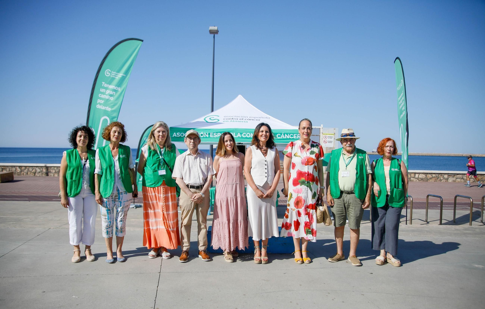Las imágenes de la carpa informativa sobre prevención del cáncer de piel en Almería