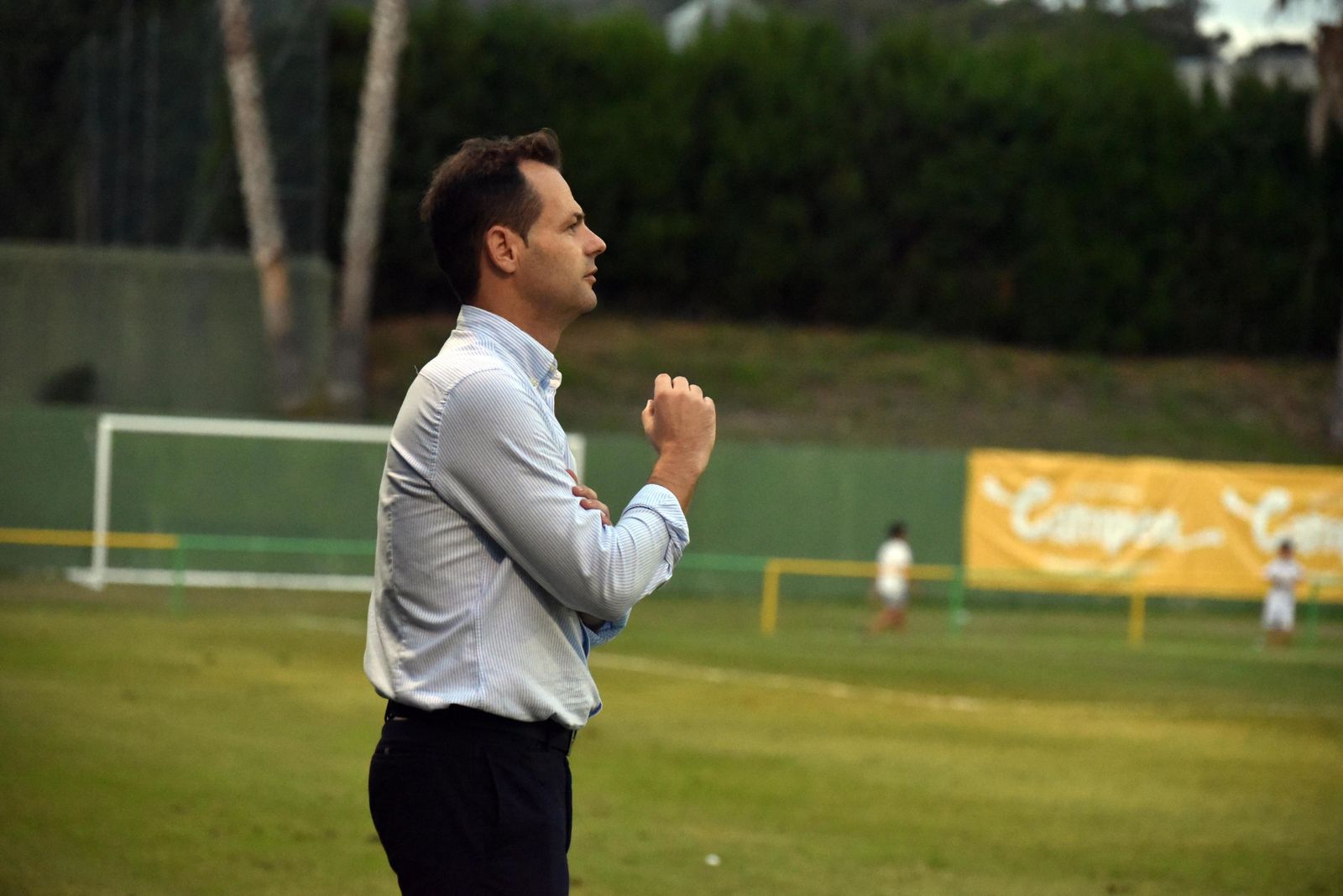 Puentenueva, técnico del Puente Genil, durante un partido de esta temporada.