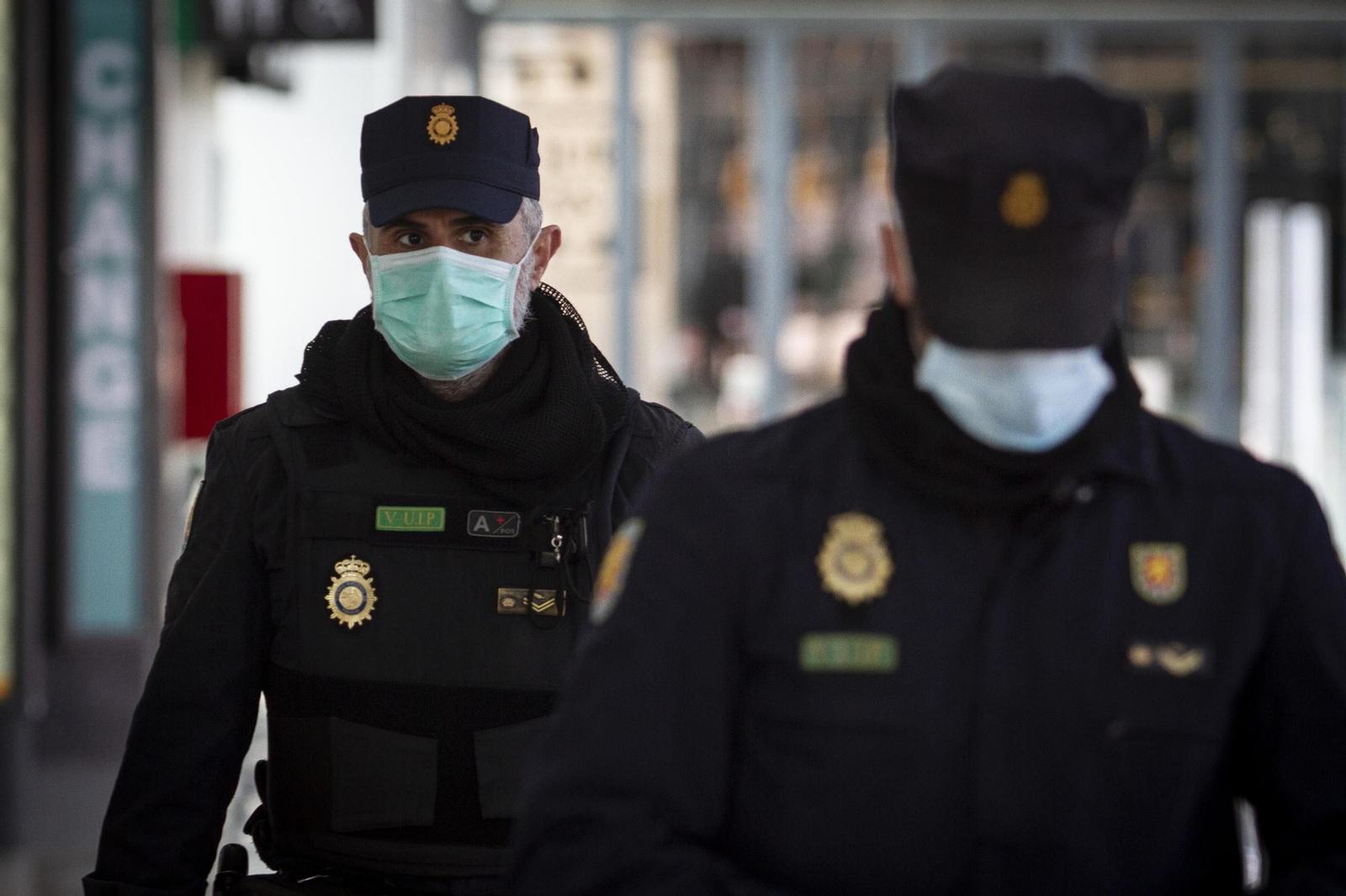 Dos agentes de la Policía Nacional