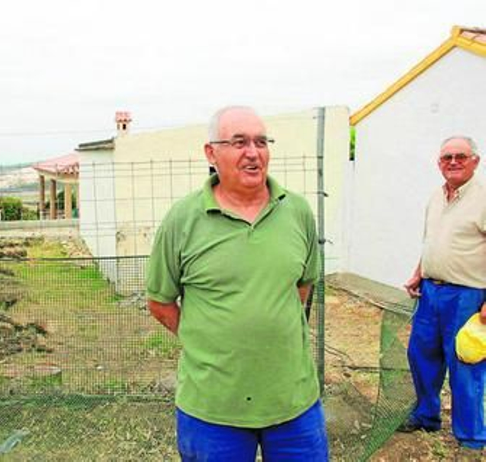 Los hermanos Pedro y José Núñez, en sus viviendas de campo, en 'Los molinos de Juan Francisco'.