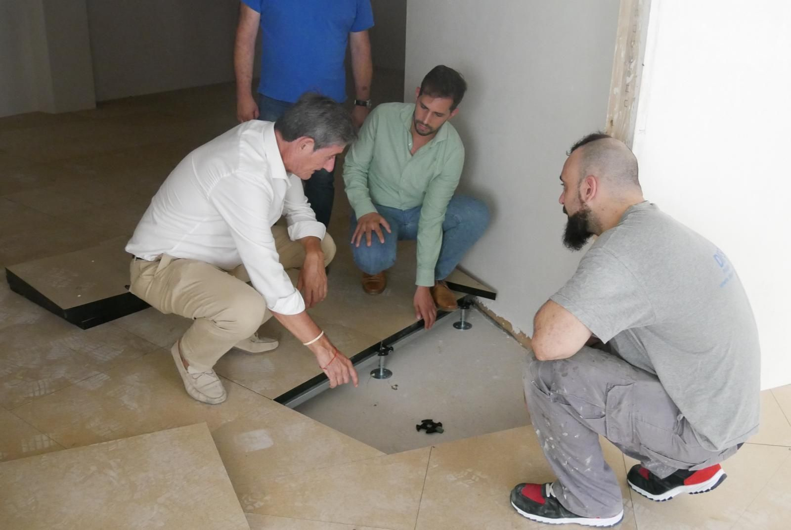 El alcalde comprueba las nuevas instalaciones.