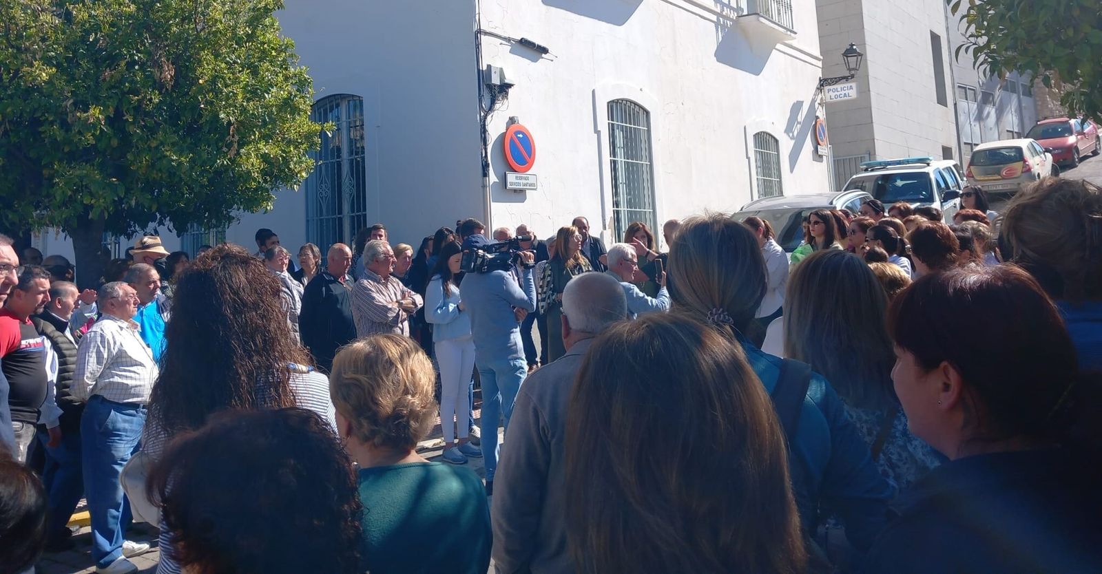 Los vecinos de Luque, concentrados ante la llegada de la delegada de Salud.