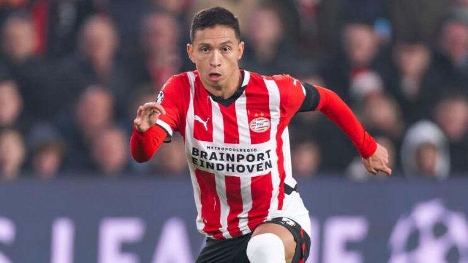 Mauro Júnior durante un encuentro de Champions con el PSV
