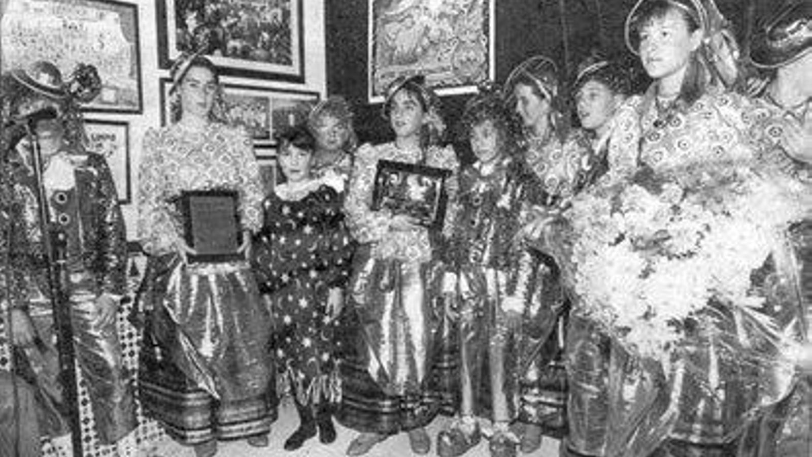Una imagen de la comparsa infantil de Trebujena 'De la isa al tanguillo' de 1993, en un homenaje que recibieron en la peña Los Dedócratas tras ser agredidas