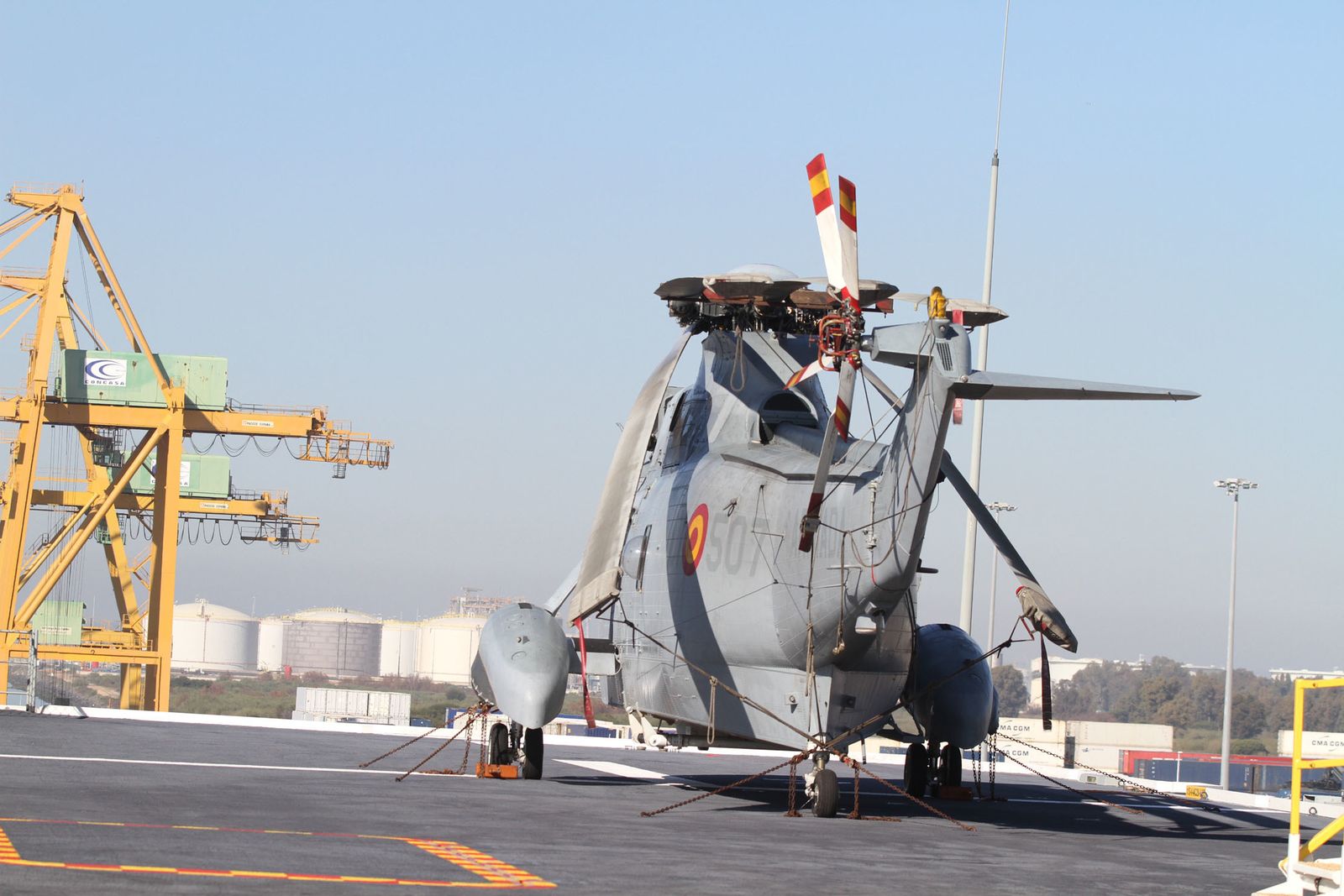 Imágenes de las primeras horas del portaaviones "Juan Carlos I" en el puerto de Huelva, durante su visita este fin de semana