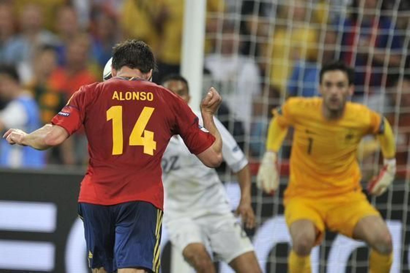 Alonso remata de cabeza en el primer tanto de España. / Reuters