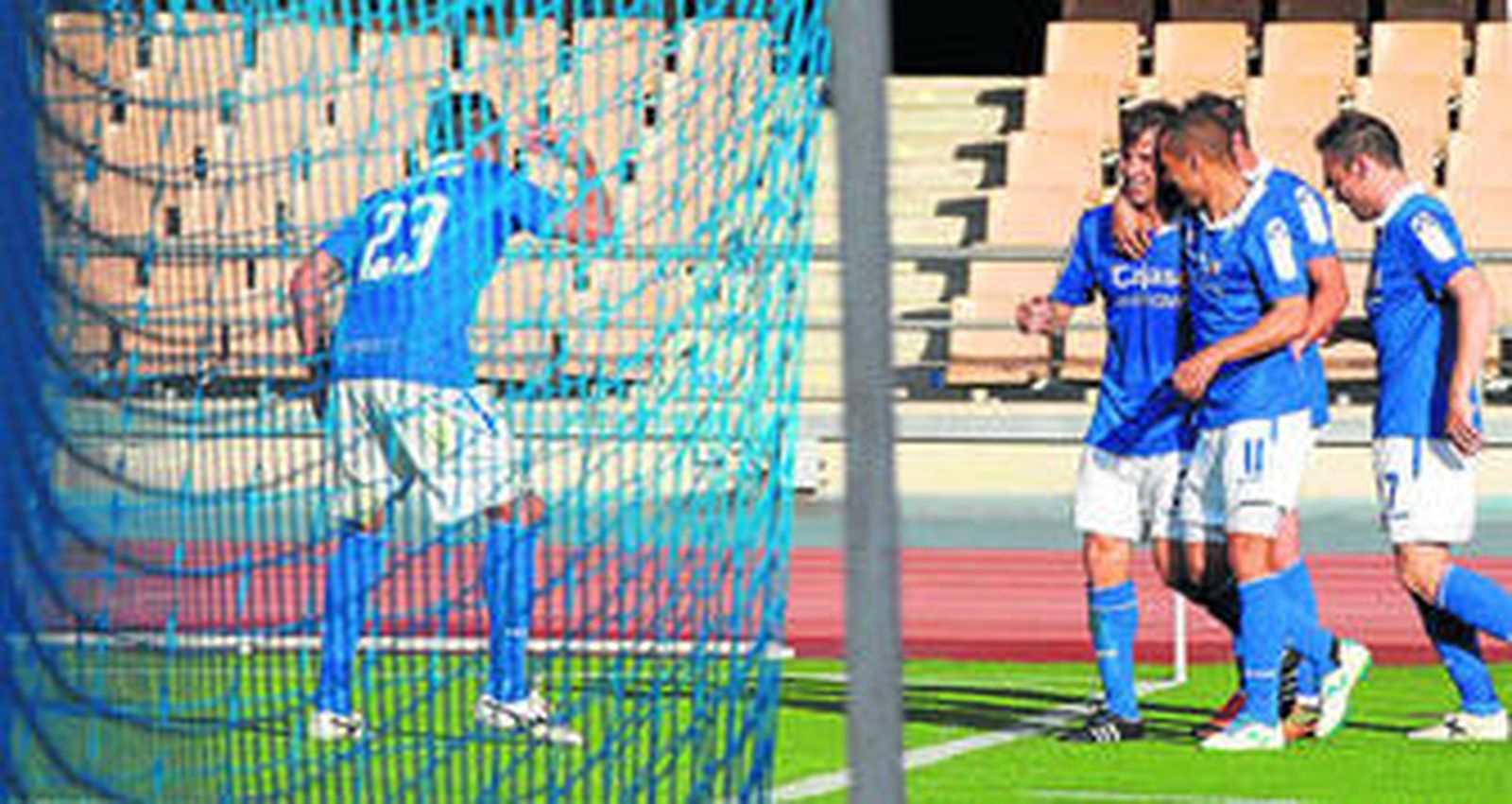 Mendoza es felicitado por los sus compañeros tras conseguir el segundo gol azulino.