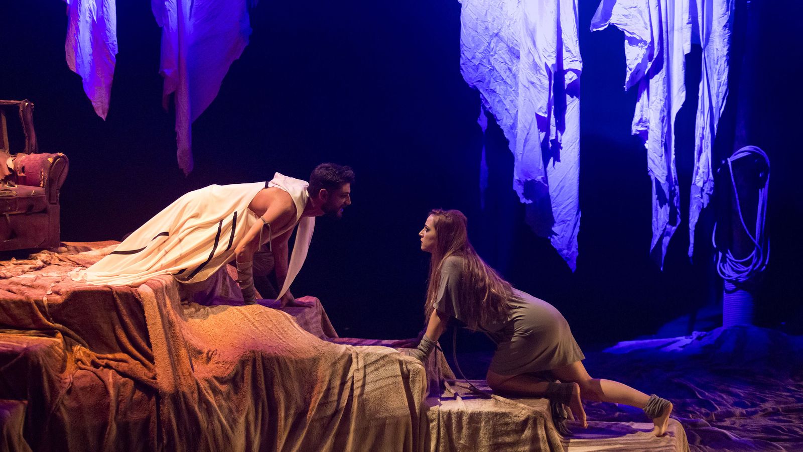 Rubén del Castillo y Encarmi Migueles como Apolo y Casandra.