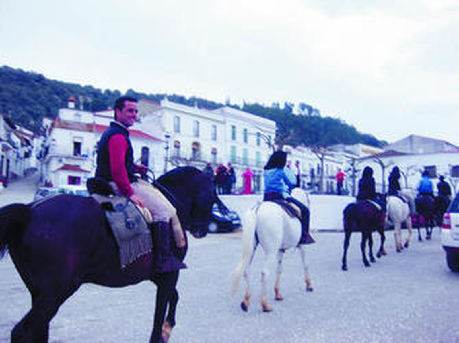 Los jóvenes jinetes pasean montados a caballo durante las calles de la localidad serrana.