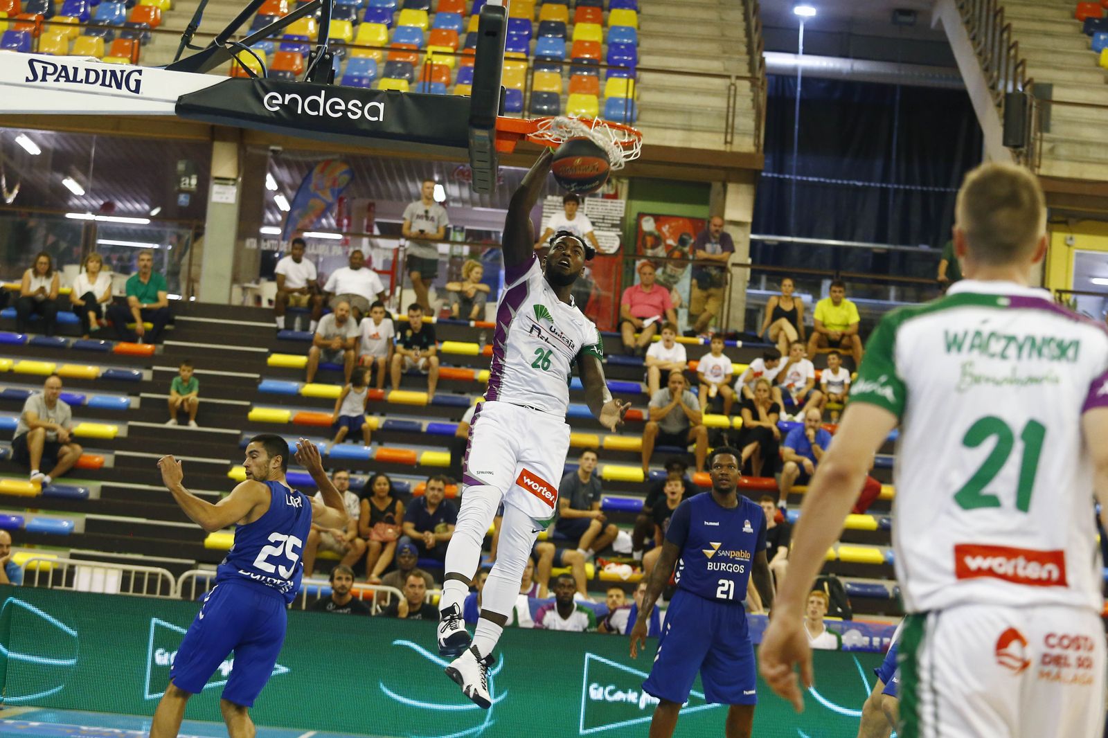 Mathias Lessort machaca sin oposición.