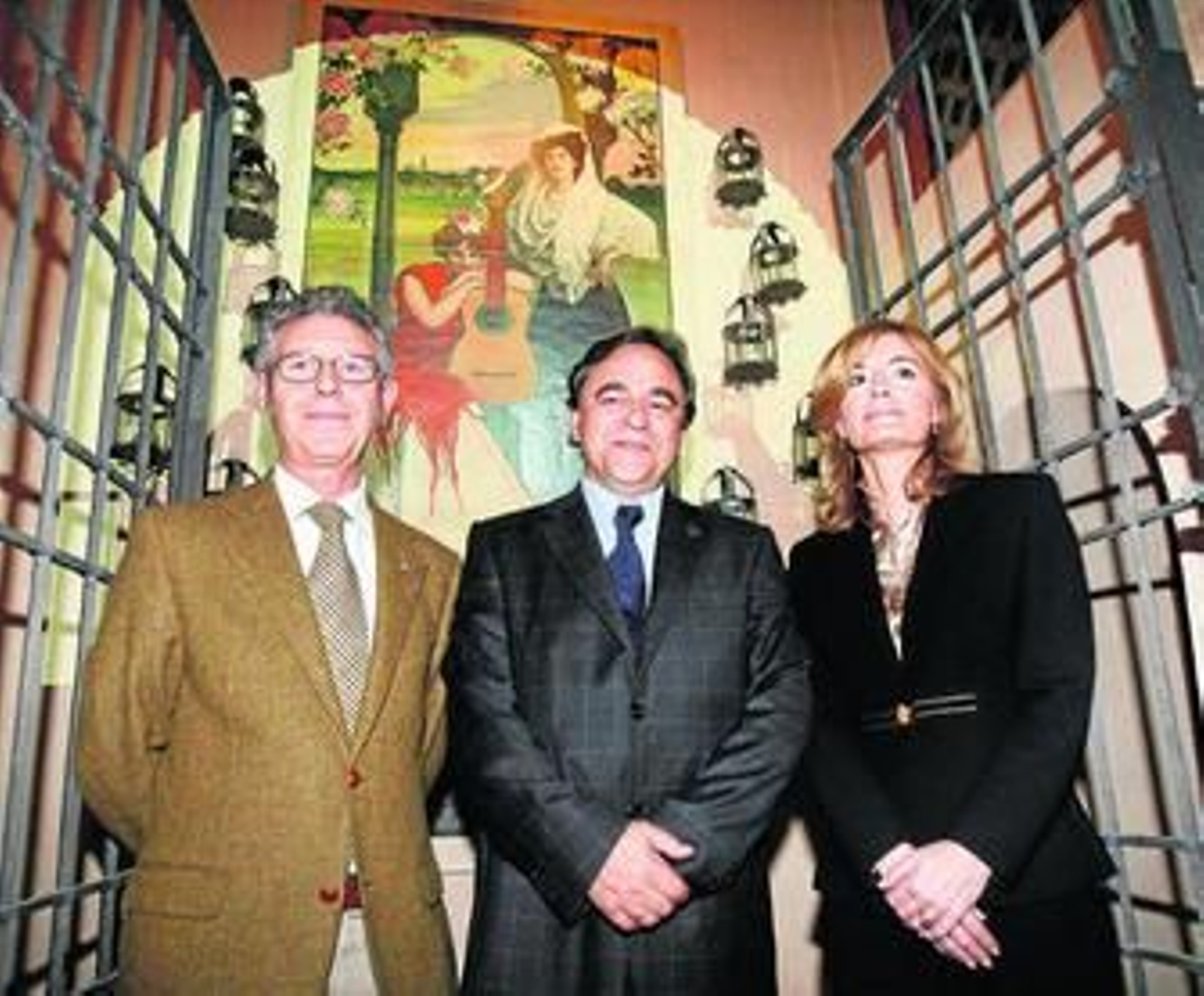 Palencia, en el centro, delante del cartel de Enrique Romero de Torres.